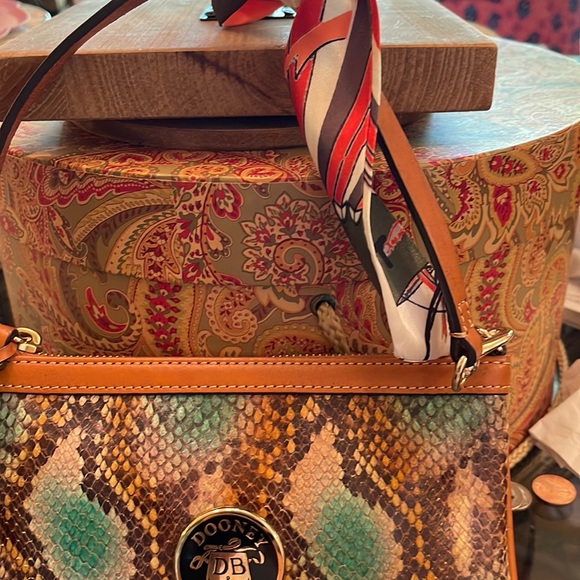 Dooney &Bourke wristlet pre owned has some flaws that are showed in pictures. - Picture 13 of 13